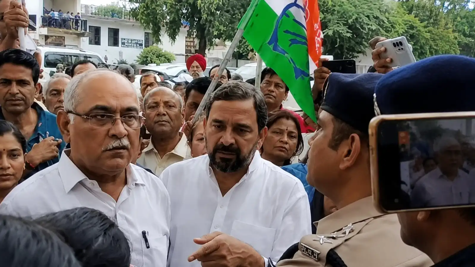 रीवा में महिला ASP पर भड़के महापौर: कहा- कांग्रेस की सरकार आने पर बदला लेंगे, पुलिसकर्मियों को दी 'चूड़ियां पहनने' की नसीहत