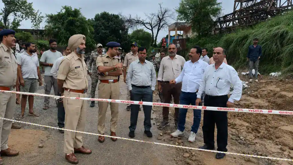रीवा में नदियां उफान पर: टमस, बेलन और नैना का बढ़ा जलस्तर; कलेक्टर-एसपी ने प्रभावित गांवों का लिया जायजा